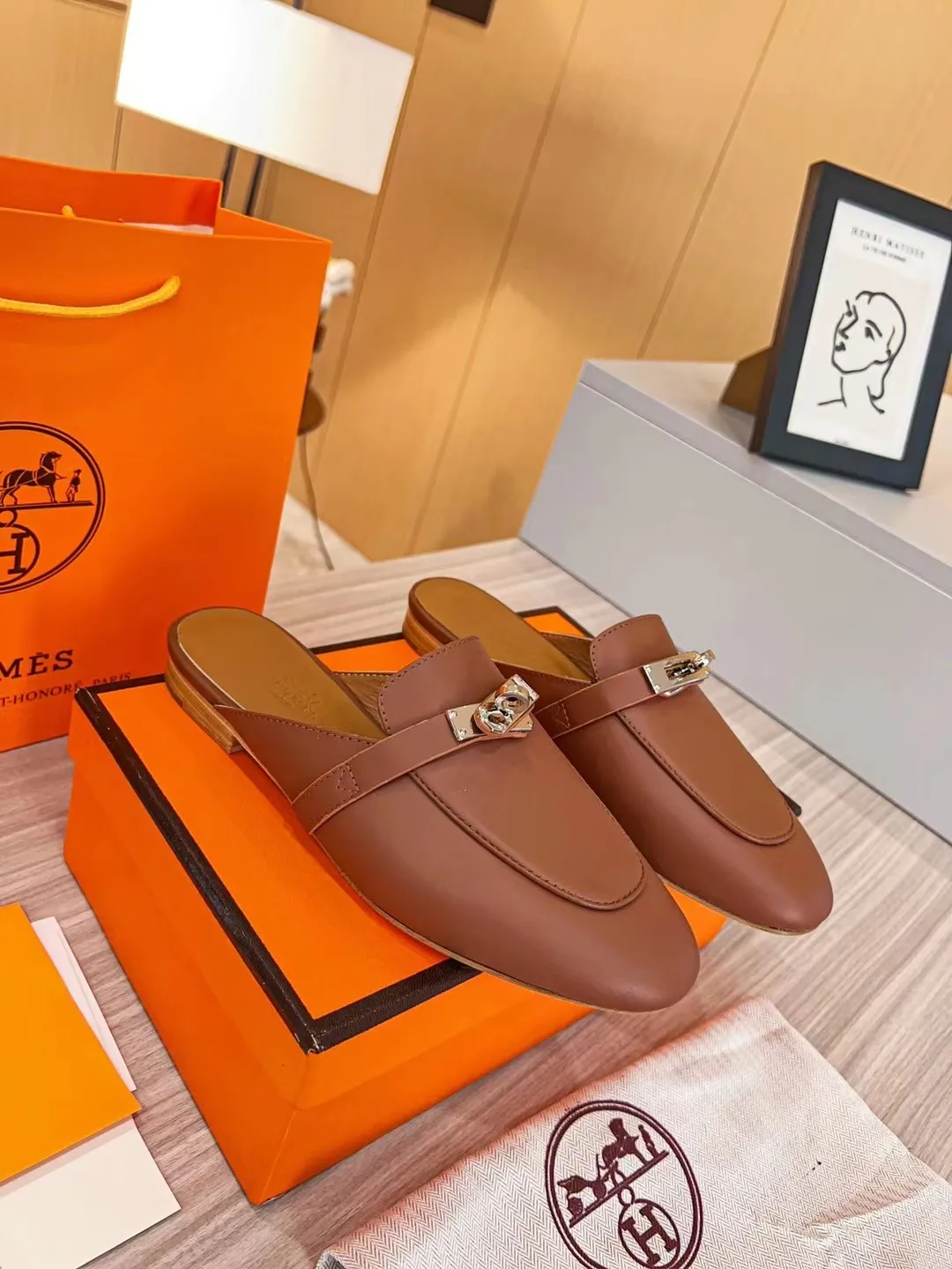 👟👟Ex-factory price 480🌈🌈Women's Shoes Factory 2023 product Hermes new genuine handmade shoes, purely handmade, a must-collect item! The perfect holiday accessory! Our pursuit of quality products is always the best! Don't give in! Comfort and originality, not following trends, and not deliberately expressing oneself are the consistent pursuits of Hermes and its fans!  [Material] ✅Upper: Hermers original calfskin ✅Foot pads: Made of imported original fabric with 5D color printing ✅Outsole: Italian genuine leather outsole (pursuing top walking comfort) [Number of yards] 35-42 [Packaging] With original packaging